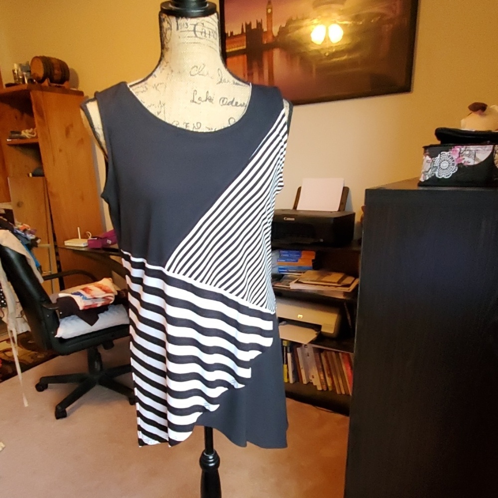 NWT! Zoe black/white flowy geometric tunic top
